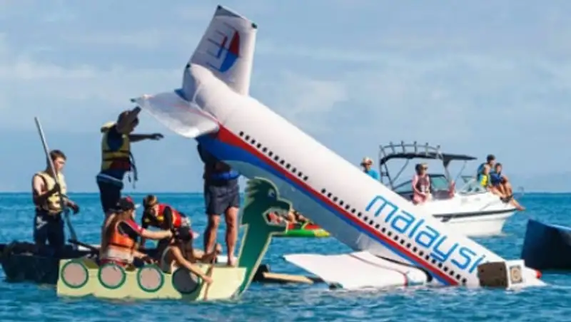 Новозеландцы построили плот в форме пропавшего лайнера Malaysia Airlines