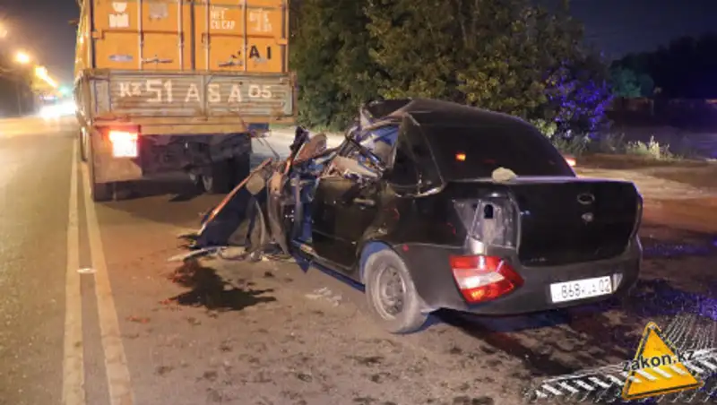 LADA врезалась в КамАЗ на Илийском тракте