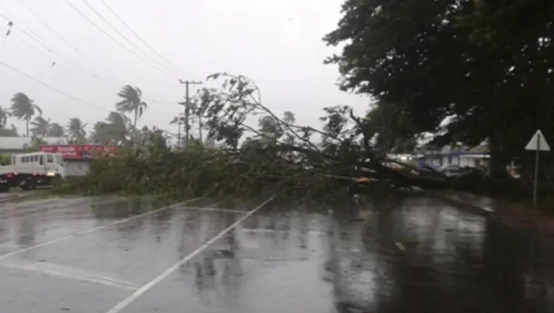 Число жертв тропического циклона на Фиджи достигло пяти человек