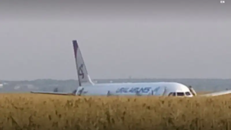 Отказали оба двигателя: пассажирский самолет сел на брюхо в поле