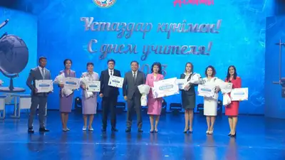 аким Алматы поздравил педагогов, фото - Новости Zakon.kz от 06.10.2023 17:40