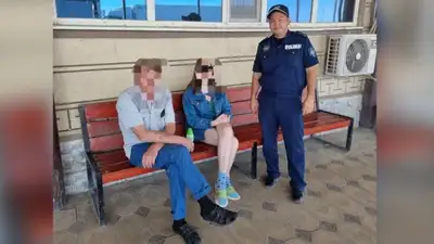 Полиция вернула пенсионерам внучку, которую они потеряли на трассе, фото - Новости Zakon.kz от 21.06.2023 15:07