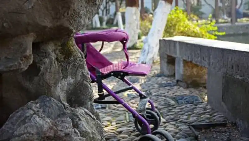 На коляску с годовалым ребенком упала часть металлической трубы