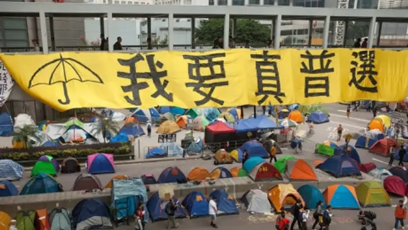 В центре Гонконга началась разборка баррикад