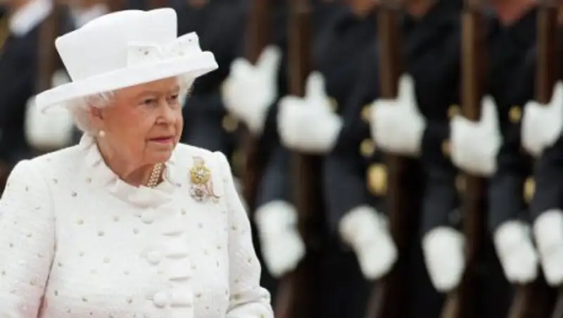 Королева Великобритании съязвила, что "все еще жива"