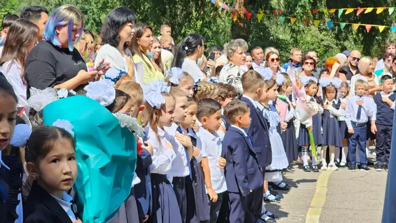 торжественная линейка на День знаний, фото - Новости Zakon.kz от 01.09.2023 18:30