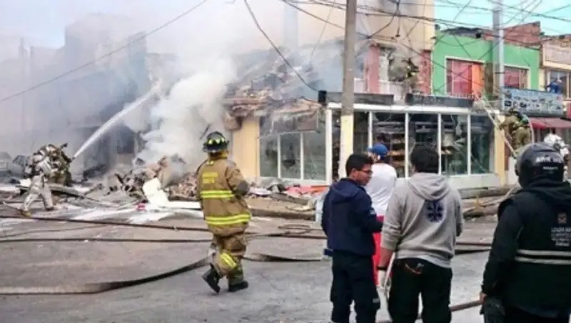 В столице Колумбии самолет упал на пекарню и жилые дома