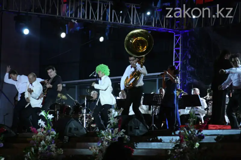 Парад оркестров в Алматы завершали классикой рока (фото) Парад оркестров в Алматы завершали классикой рока (фото), фото - Новости Zakon.kz от 10.09.2012 17:38