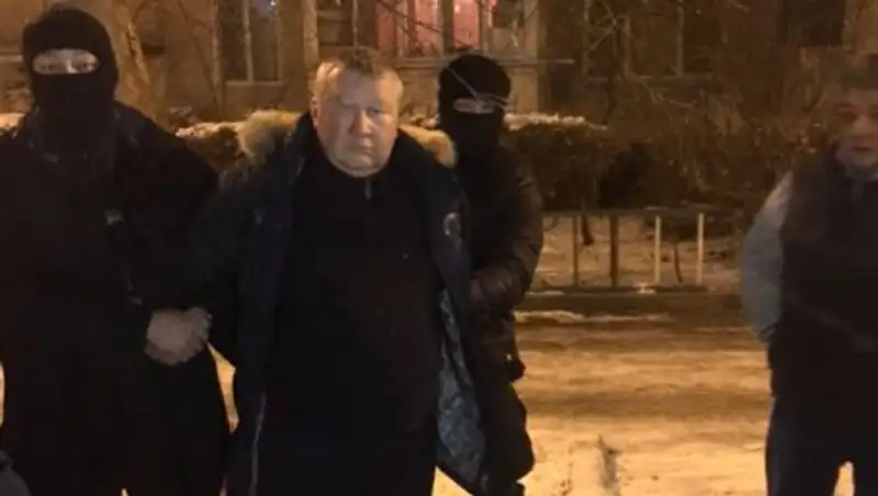 За взятку в 30 тысяч долларов задержаны сотрудники МВД