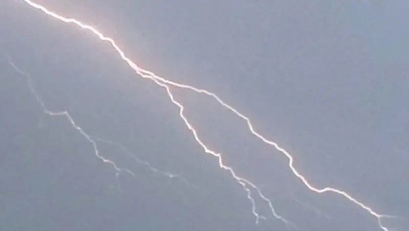 Молния ударила в автобусную остановку на юге Китая, 2 человека погибли