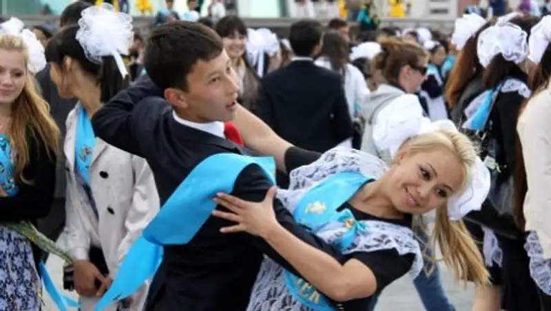 Последний звонок в этом году прозвучит для 136 тысяч выпускников