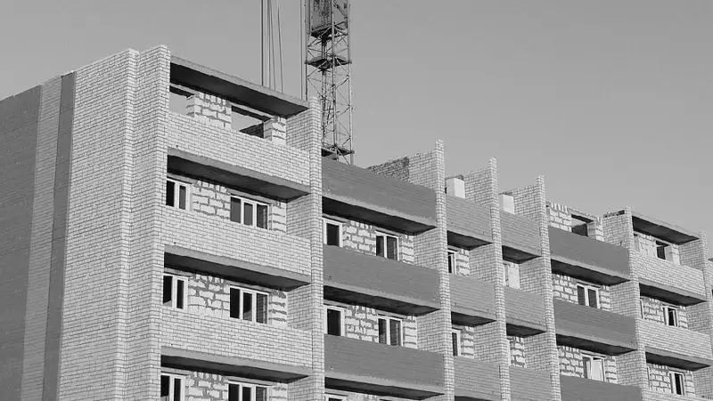 В Кокшетау разнорабочий упал с 6 этажа на стройке