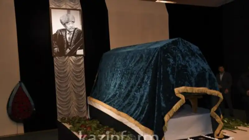 В Алматы простились с писателем Шерханом Муртаза