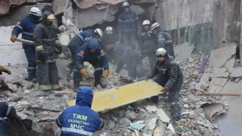В Карагандинской области хоронят погибших под завалами дома