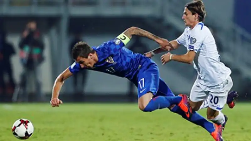 ФИФА открыла дела в отношении сборных Косово и Хорватии за антисербские лозунги