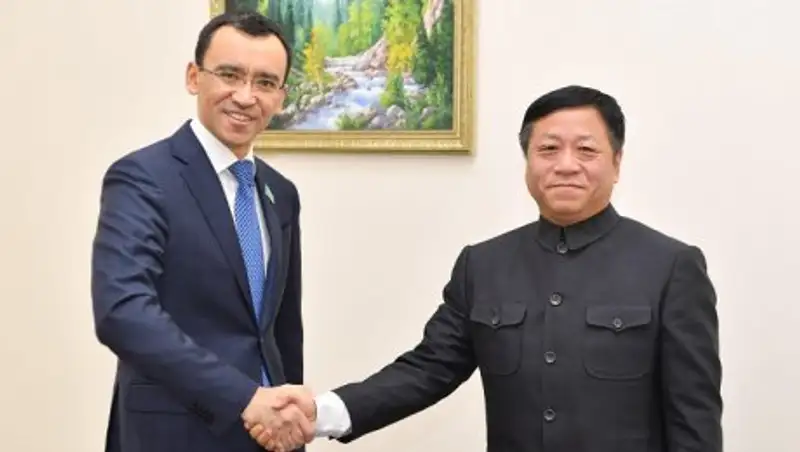 Двустороннее сотрудничество обсудили глава комитета Мажилиса и посол Китая