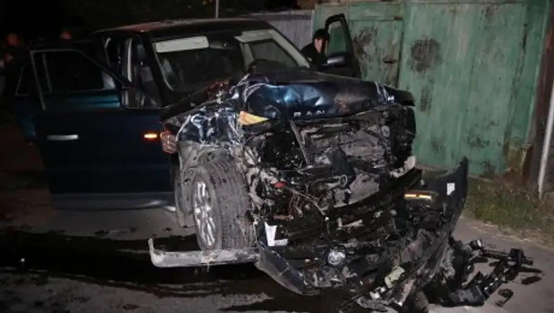 В Алматы компания молодых людей на внедорожнике устроила массовое ДТП с погибшим