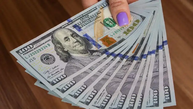Курс доллара упал почти на 4 тенге