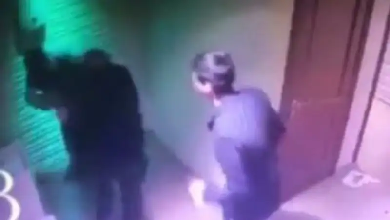 В Сеть попало видео жестокого избиения мужчины в ночном клубе Атырау