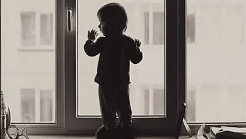 В Шымкенте четырехлетний ребенок выпал из окна пятого этажа