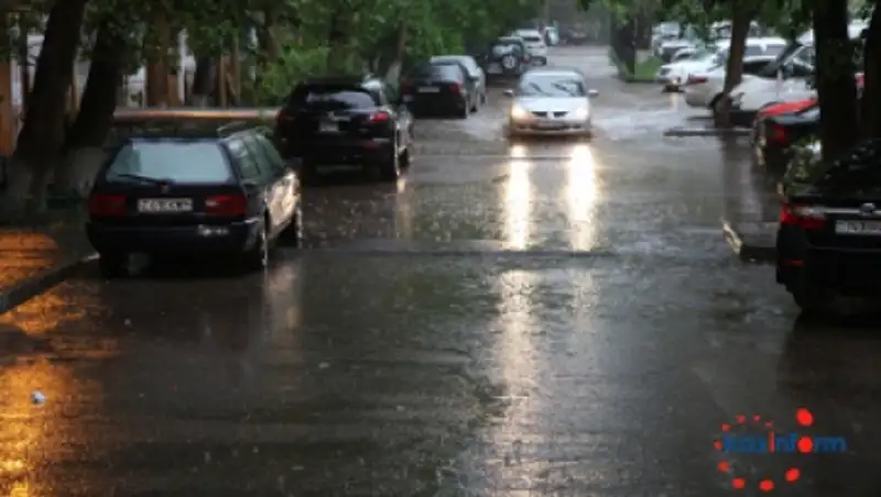 В Астане в результате проливных дождей определено 12 подтопленных районов