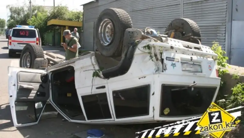 Женщина за рулем Фольксвагена Жук перевернула внедорожник в Алматы