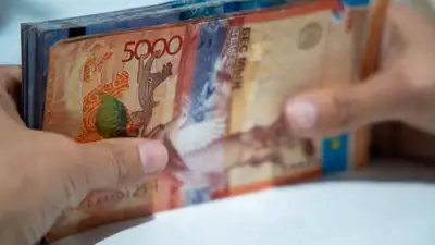 тенге, деньги, фото - Новости Zakon.kz от 25.08.2023 18:47
