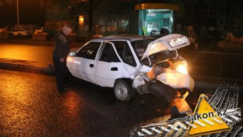 В Алматы Daewoo сбил пешехода и попал в аварию