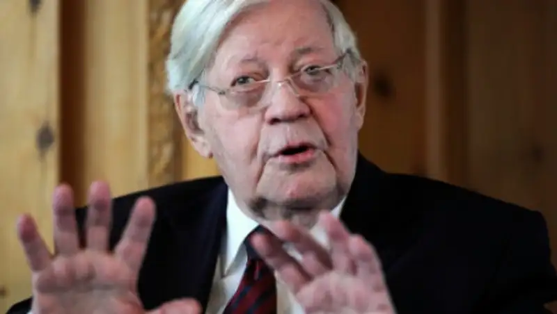 Бывший канцлер ФРГ Гельмут Шмидт попал в больницу