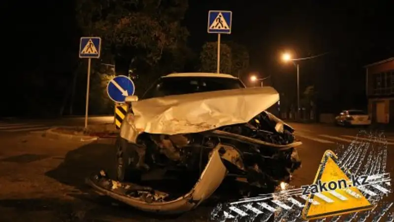 В Алматы Honda помяла всю переднюю часть после встречи с Nissan