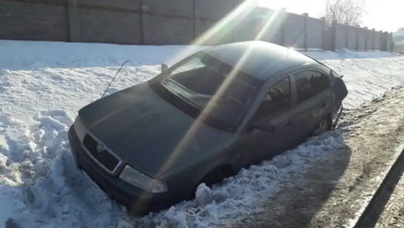 В Алматы автобус снес припаркованный автомобиль в арык