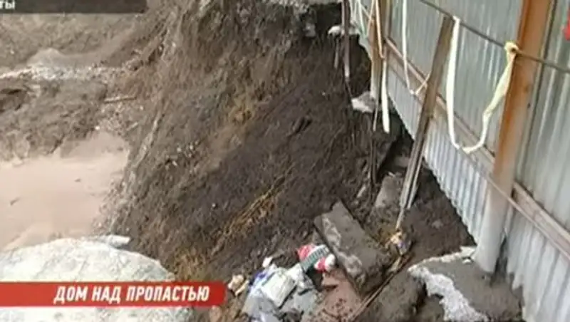 В зоне строительства алматинского метро часть дома ушла под землю