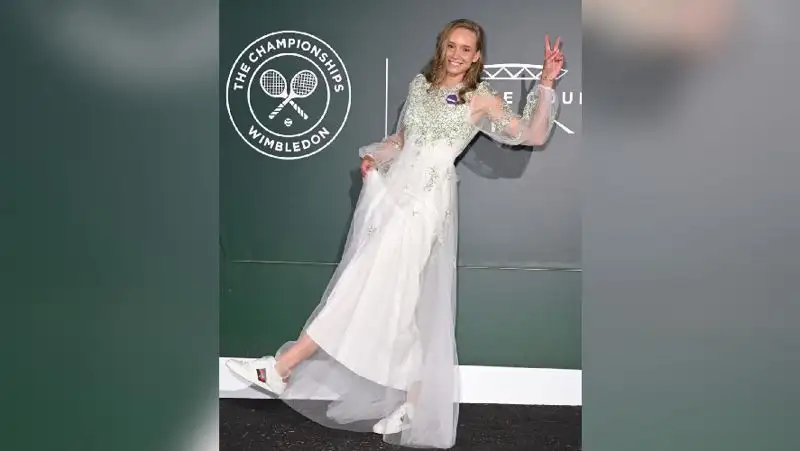 Елена Рыбакина в платье и кедах восхитила поклонников