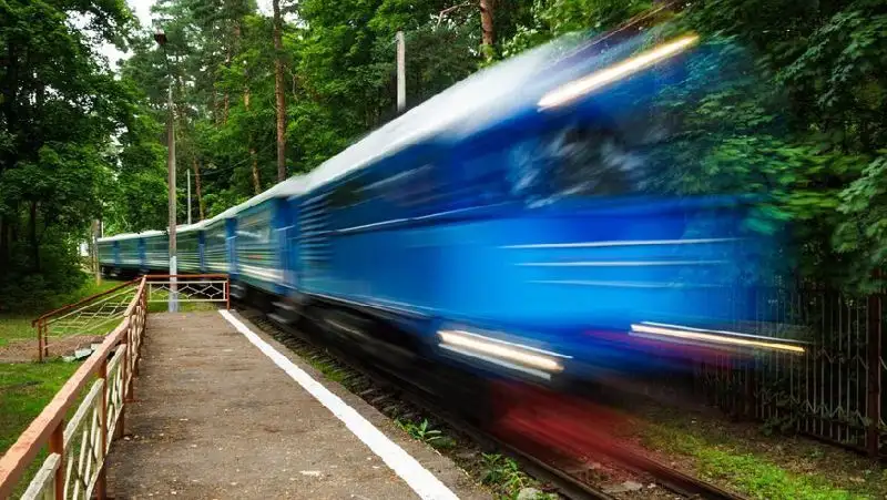 Поезд сбил мужчину в Алматы – он скончался