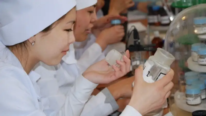 В медицинских учебных заведениях Казахстана не хватает более 600 преподавателей