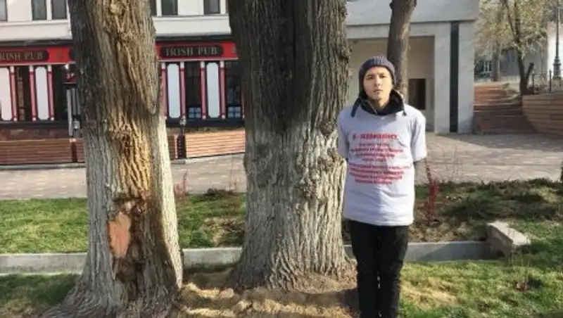 Даурен Абаев принял требования журналиста в наручниках