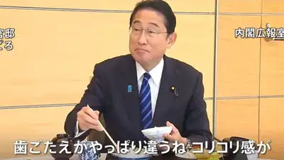 Премьер-министр Японии показательно съел рыбу, выловленную после сброса очищенной воды с АЭС, фото - Новости Zakon.kz от 30.08.2023 20:33