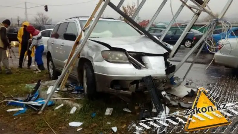 В Алматы Mitsubishi снес рекламный щит