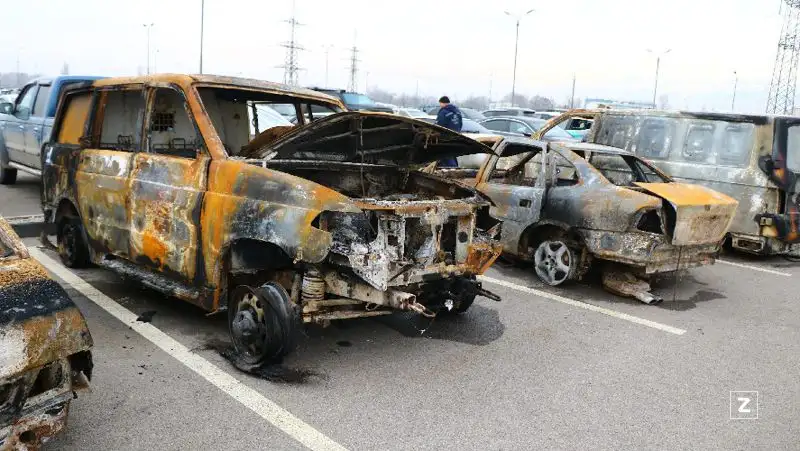 сожжённые машины , фото - Новости Zakon.kz от 13.01.2022 15:49