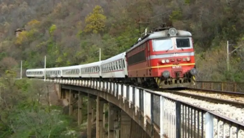 Шесть взрывных устройств обнаружены в пассажирском поезде на востоке Индии