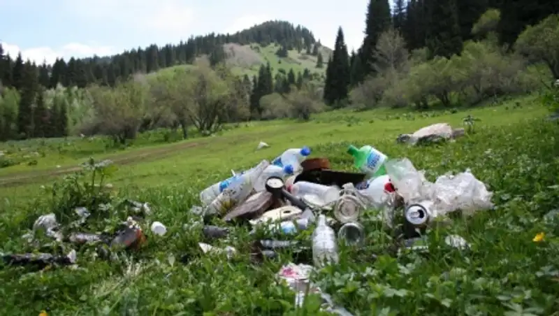 Туристы превратили алматинские горы в масштабные стихийные свалки