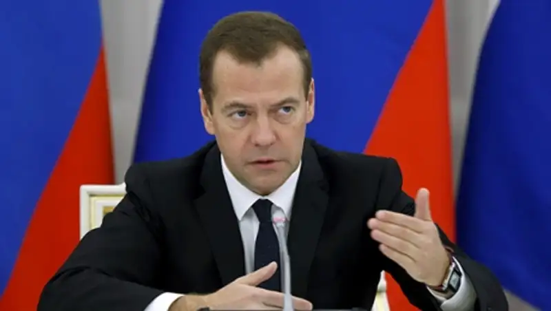 Медведев сообщил о падении доходов от продажи нефти и газа до 45%
