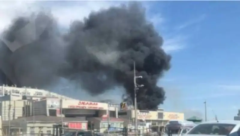 В Нур-Султане огонь с полыхающего сухостоя в перекинулся на частный дом