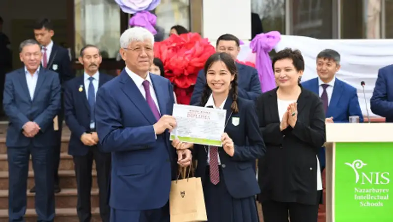 Амандык Баталов провел для школьников открытый урок