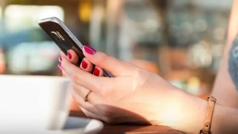 Женщина украла телефон и вернула его, испугавшись SMS