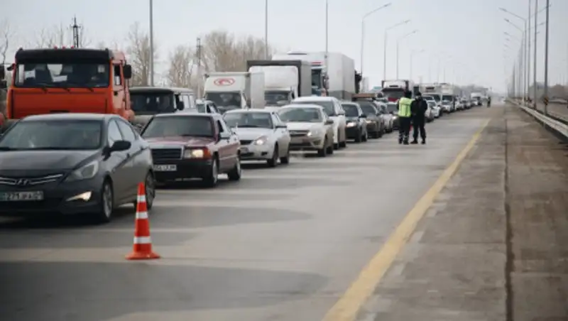 Полицейские проверяют блокпосты вокруг Нур-Султана