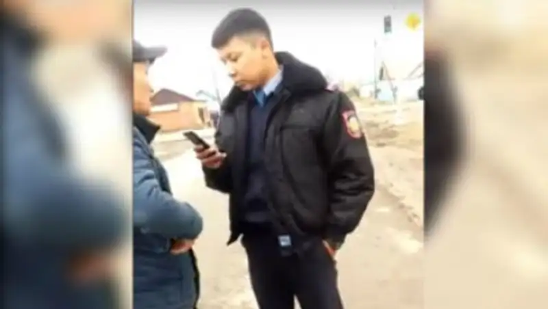 В ЗКО полицейский избил человека на глазах у прохожих