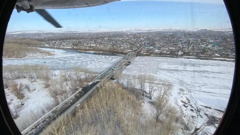 Спасатели ВКО на вертолете осмотрели паводкоопасные территории