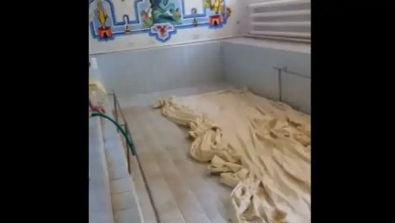 В одном из садиков ВКО стирали ковры и палатки в детском бассейне