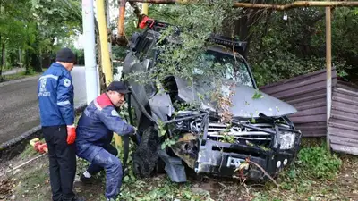 Водитель Land Cruiser снес газовые трубы и скрылся с места ДТП в Алматы , фото - Новости Zakon.kz от 20.09.2023 13:55